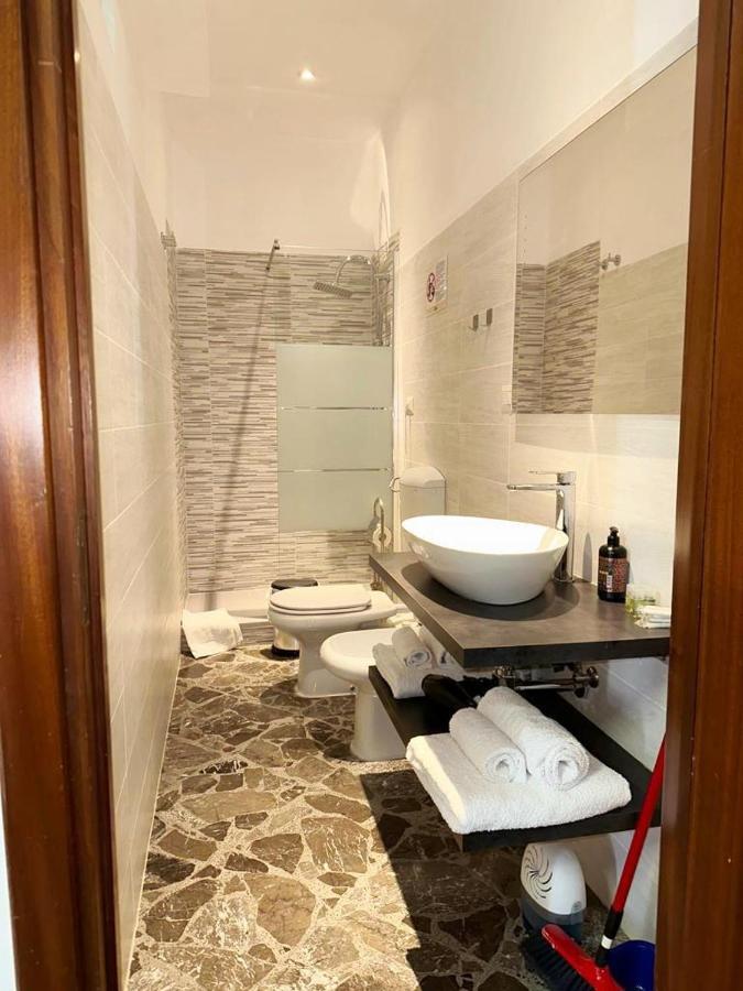 Lb&B Holiday Suite Downtown Bari Exteriör bild